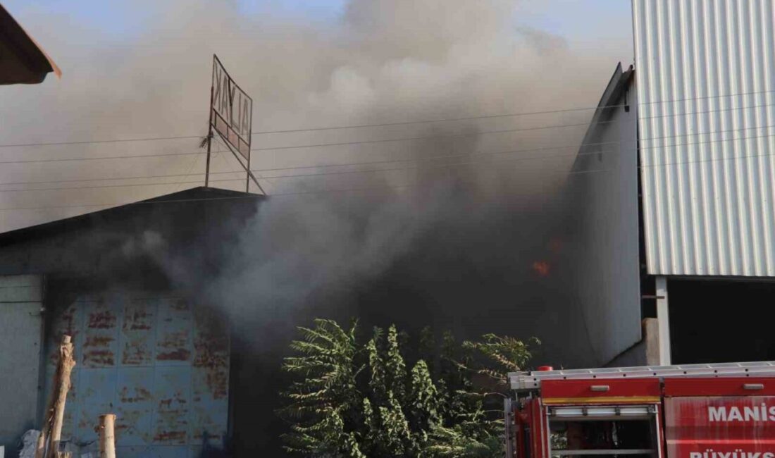 Manisa’nın Turgutlu ilçesinde bir hurdacıda çıkan yangın, itfaiye ekiplerinin uzun