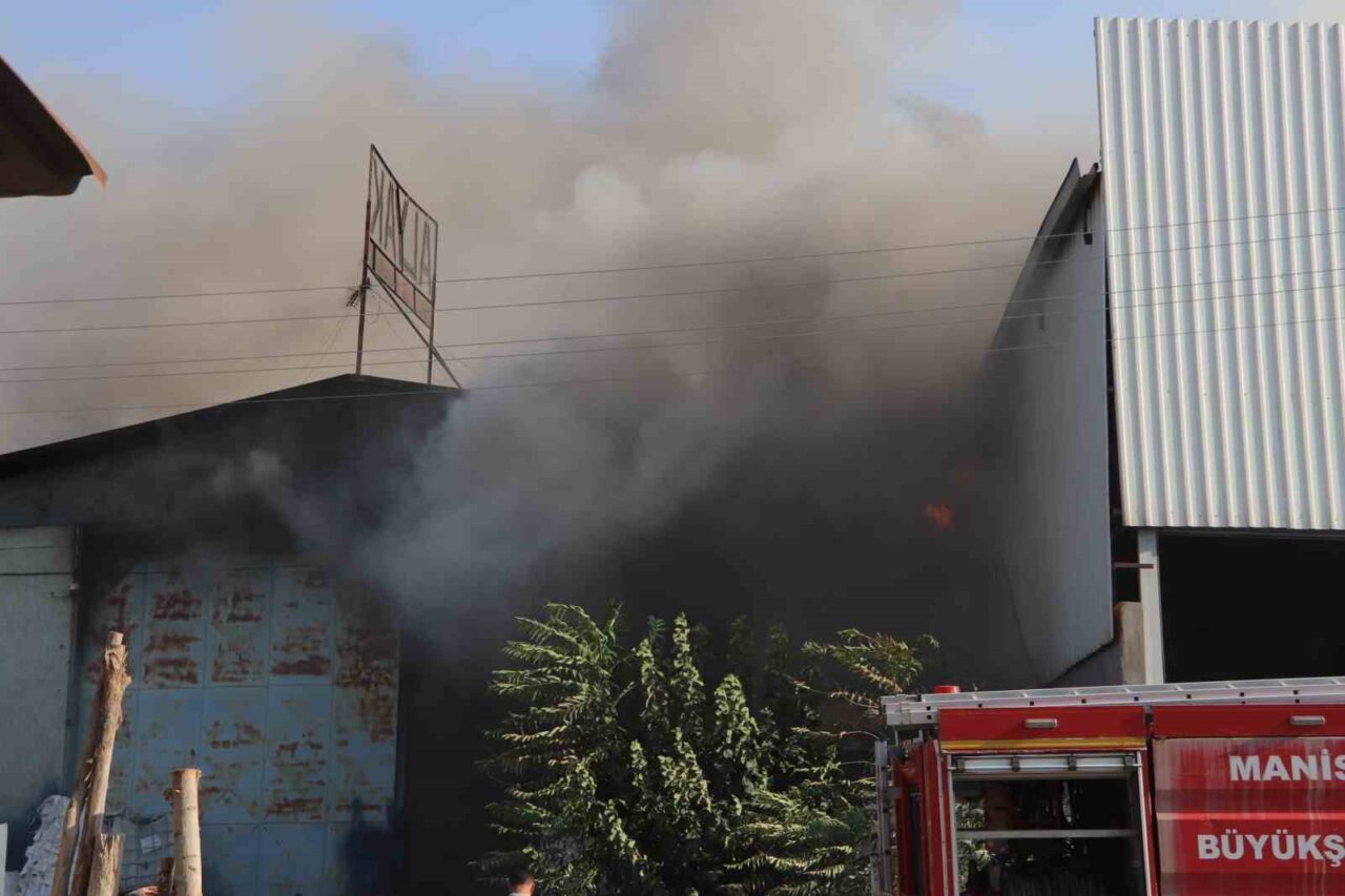 Manisa’nın Turgutlu ilçesinde bir hurdacıda çıkan yangın, itfaiye ekiplerinin uzun