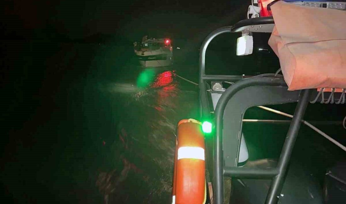 Muğla’nın Fethiye ilçesi Kızılada önlerinde dümen arızası nedeniyle sürüklenen tekne