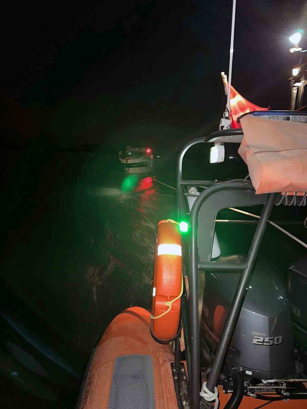 Muğla’nın Fethiye ilçesi Kızılada önlerinde dümen arızası nedeniyle sürüklenen tekne