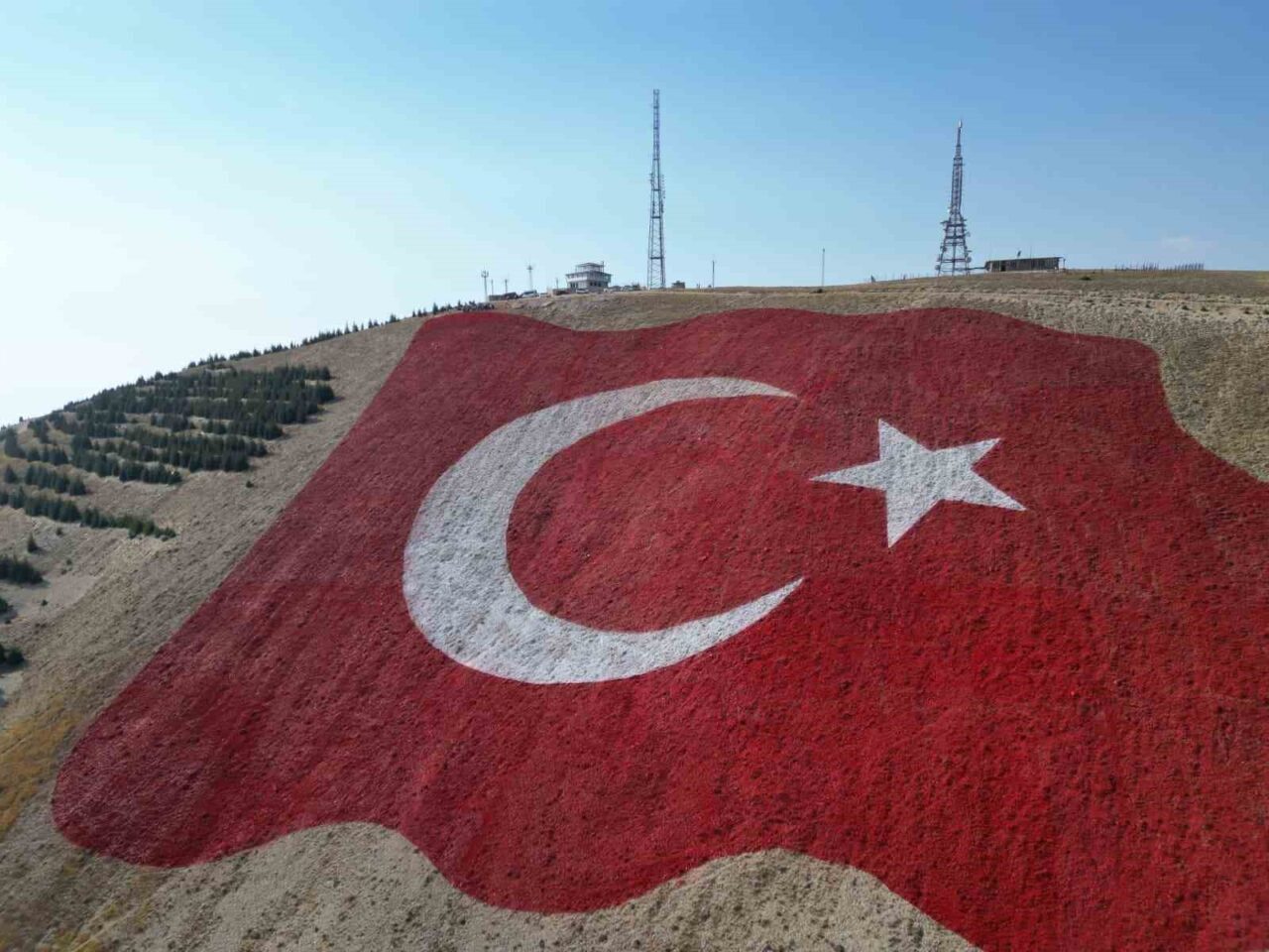 Kahramanmaraş’ta Onikişubat Belediyesi tarafından Ahır Dağı’na yapılan dünyanın en büyük