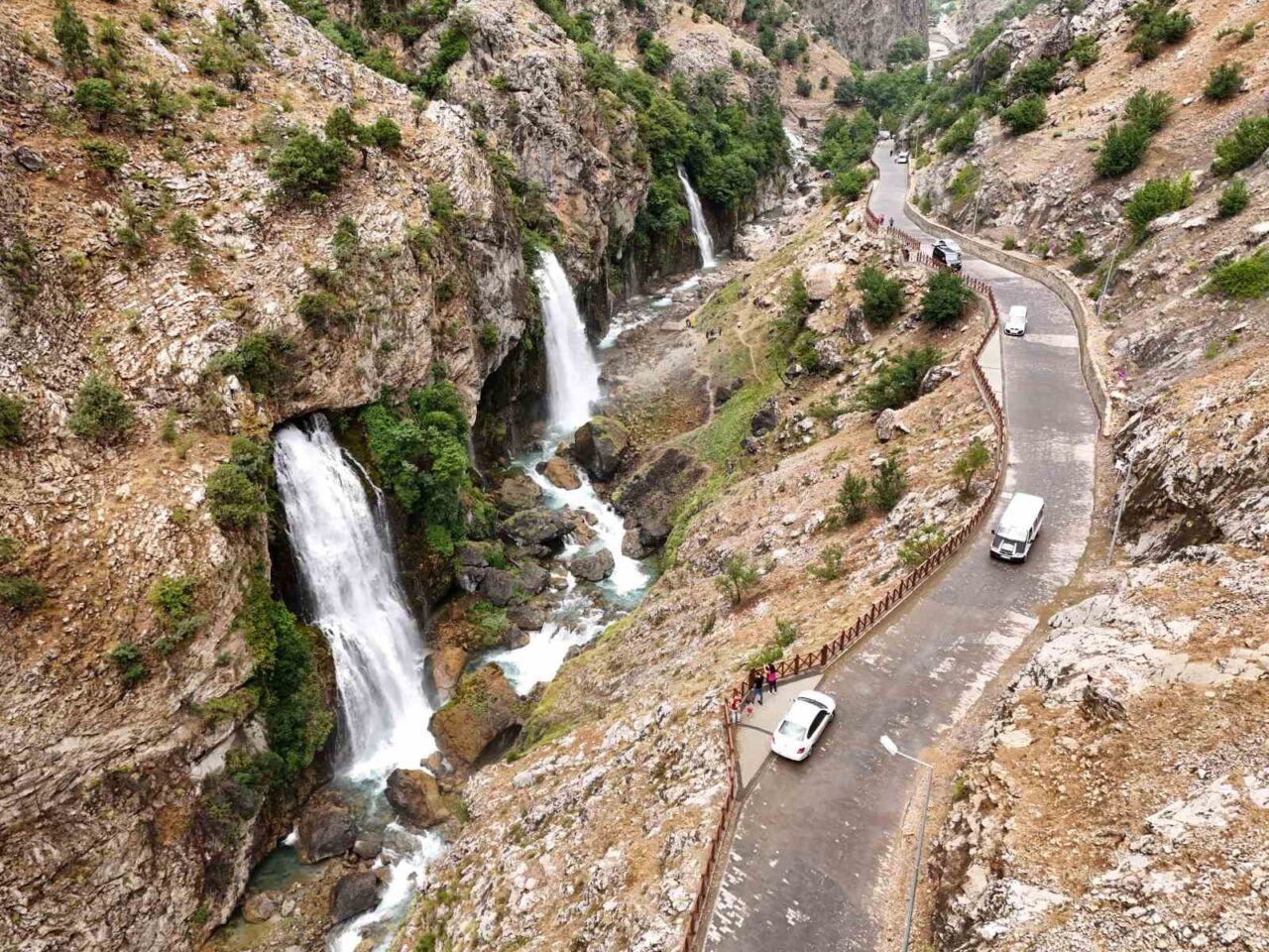 Kayseri’de Aladağlar Milli Parkı sınırlarında bulunan Kapuzbaşı Şelalesi havadan çekilen