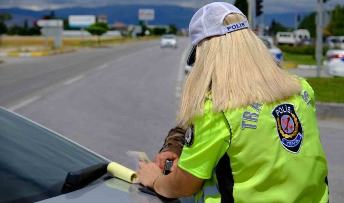 DÜZCE(İHA) – Düzce’de trafik denetimi yapan polis ve jandarma ekipleri