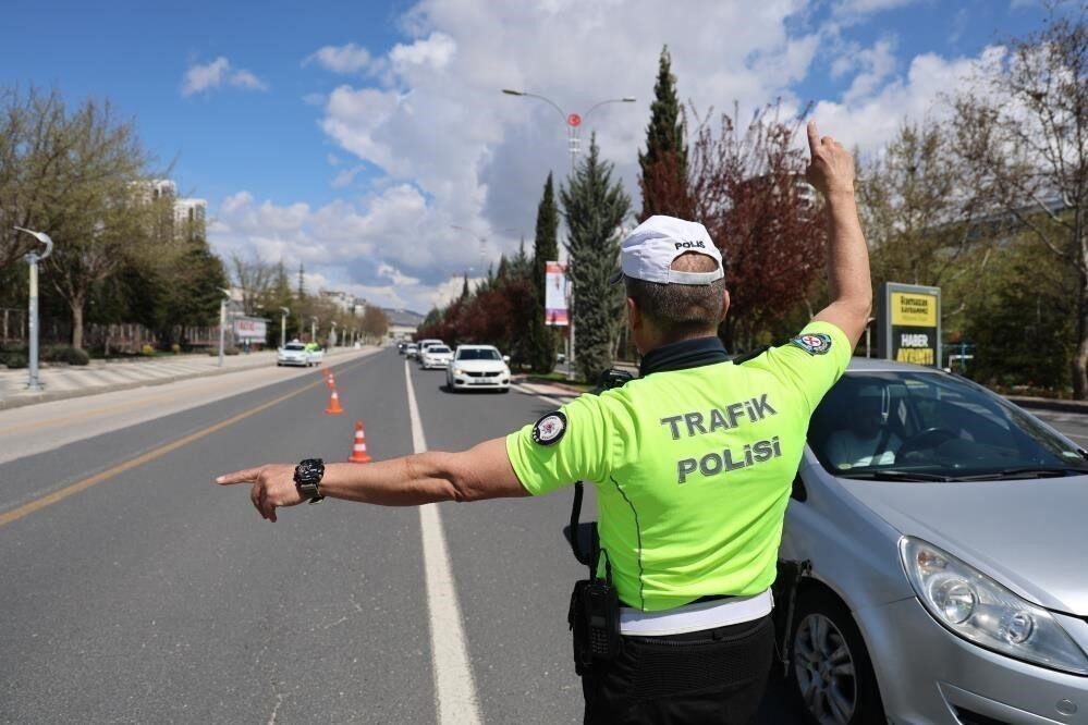 Düzce’de Trafik polisleri tarafından yapılan denetimlerde 6 bin 848 sürücü