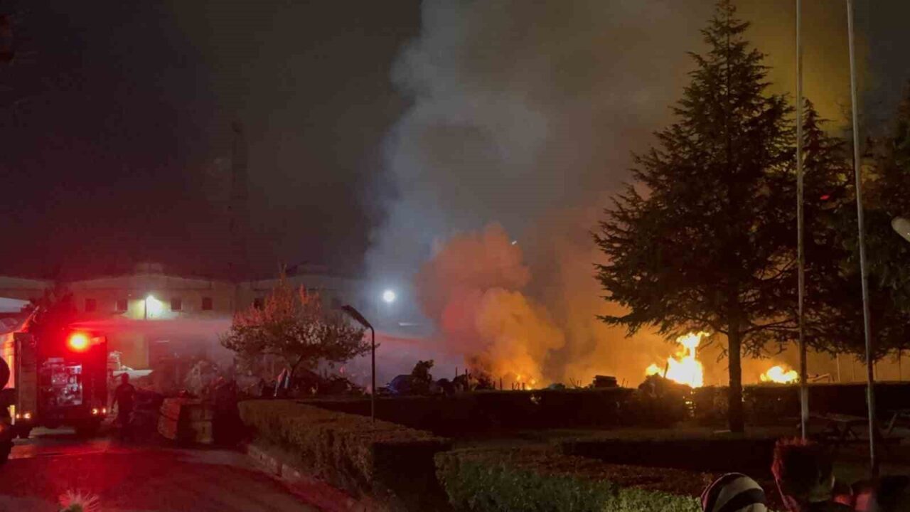 Düzce’de ahşap fabrikasının bahçesinde çıkan yangın, itfaiye ekiplerinin yaklaşık 30