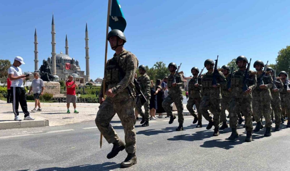 Edirne’de 30 Ağustos Zafer Bayramı, Mehmetçiğin marşlarla yaptığı görkemli geçişi,
