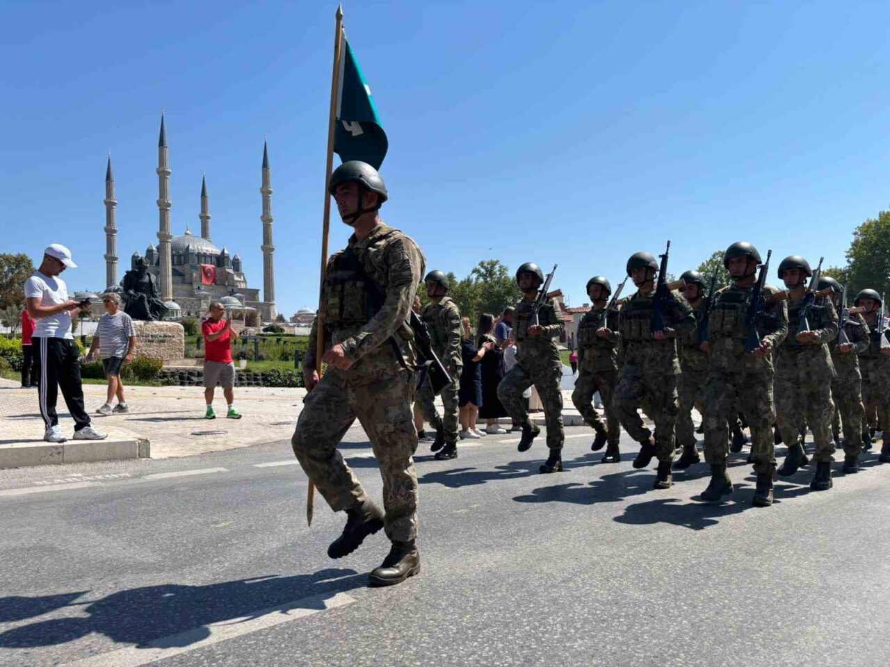 Edirne’de 30 Ağustos Zafer Bayramı, Mehmetçiğin marşlarla yaptığı görkemli geçişi,