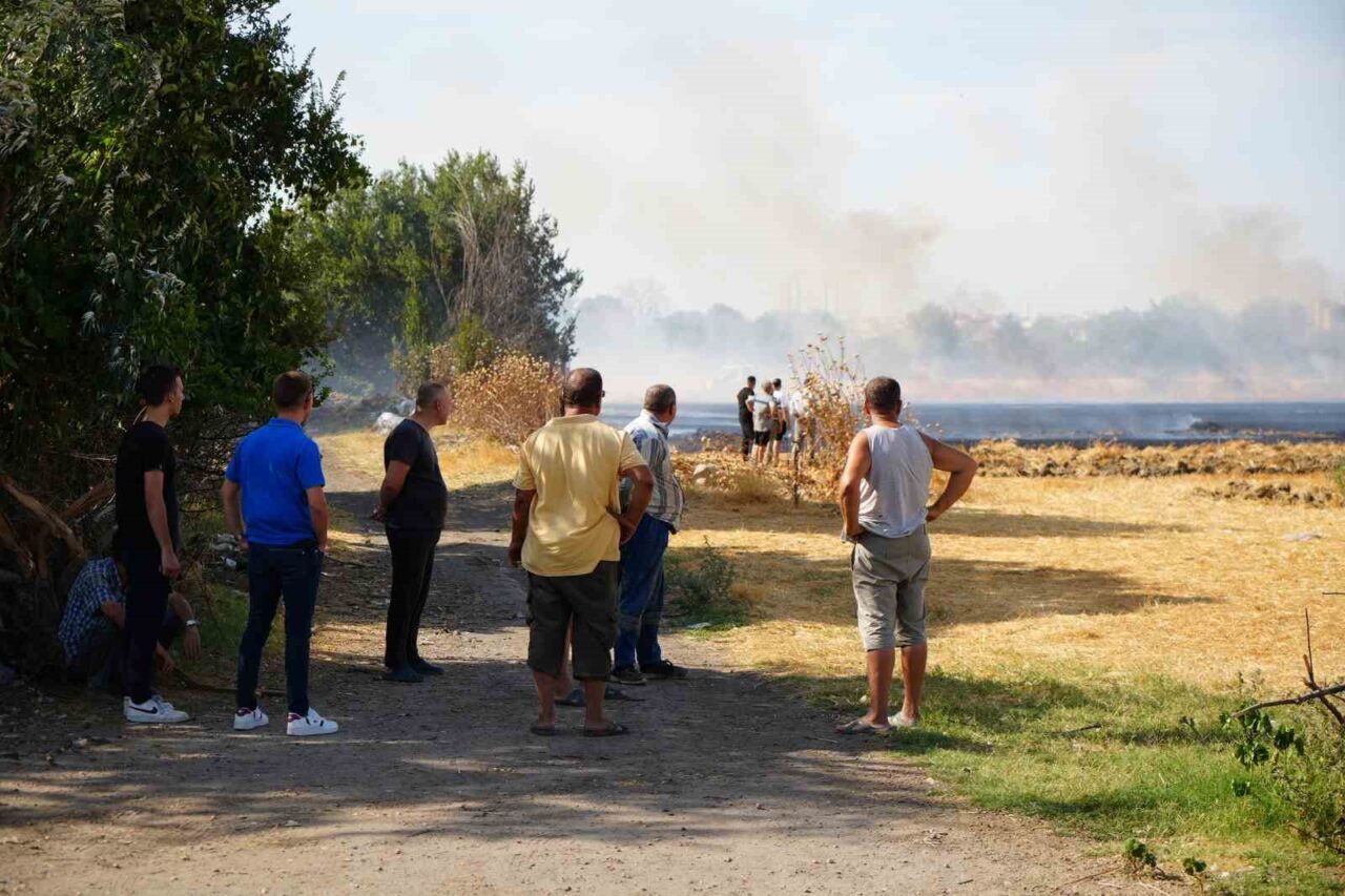 Edirne’de anız yangını, itfaiye ekiplerinin müdahalesiyle ahırlara ve evlere sıçramadan