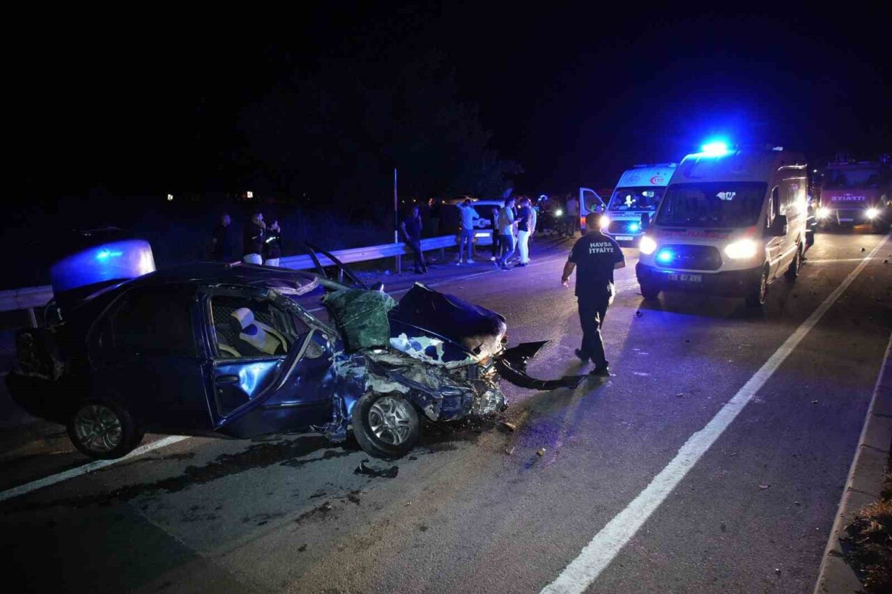 Edirne’de meydana gelen kazada hafif ticari araç ile otomobilin çarpışması