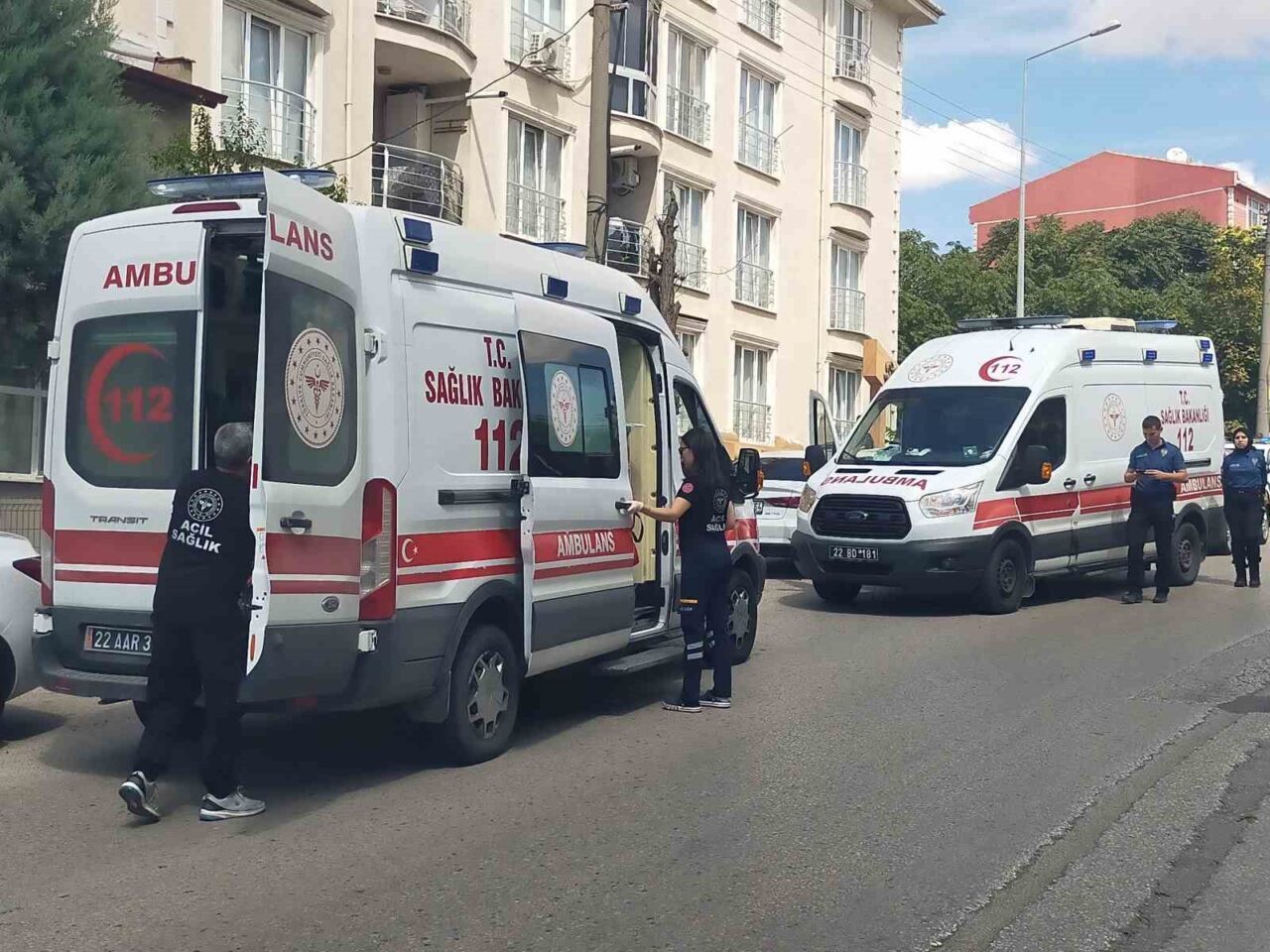 Edirne’de motosiklet sürücüsünün yaşlı kadına çarpıştığı an güvenlik kamerasına yansıdı.