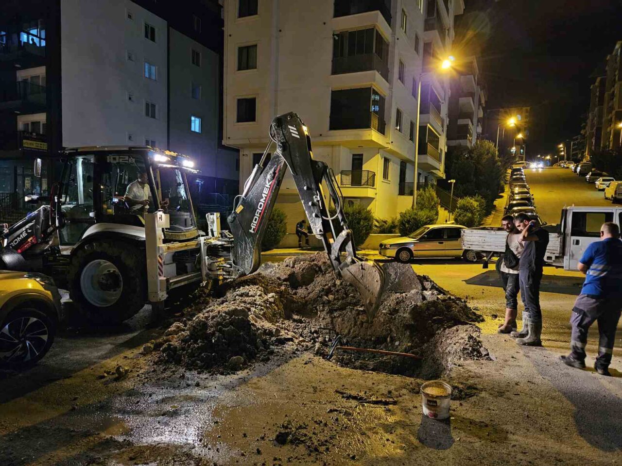 Edirne Belediyesi ekiplerinin su arızasını gidermek için başlattığı çalışmalar sırasında