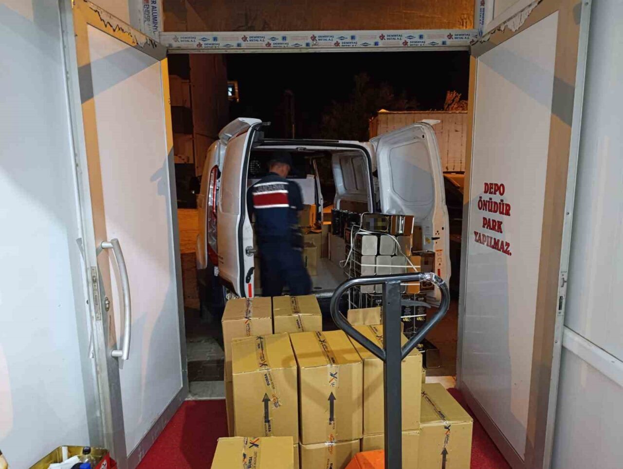 Balıkesir’in Edremit ilçesinde sahte zeytinyağı üretimi yapılan bir depoya düzenlenen