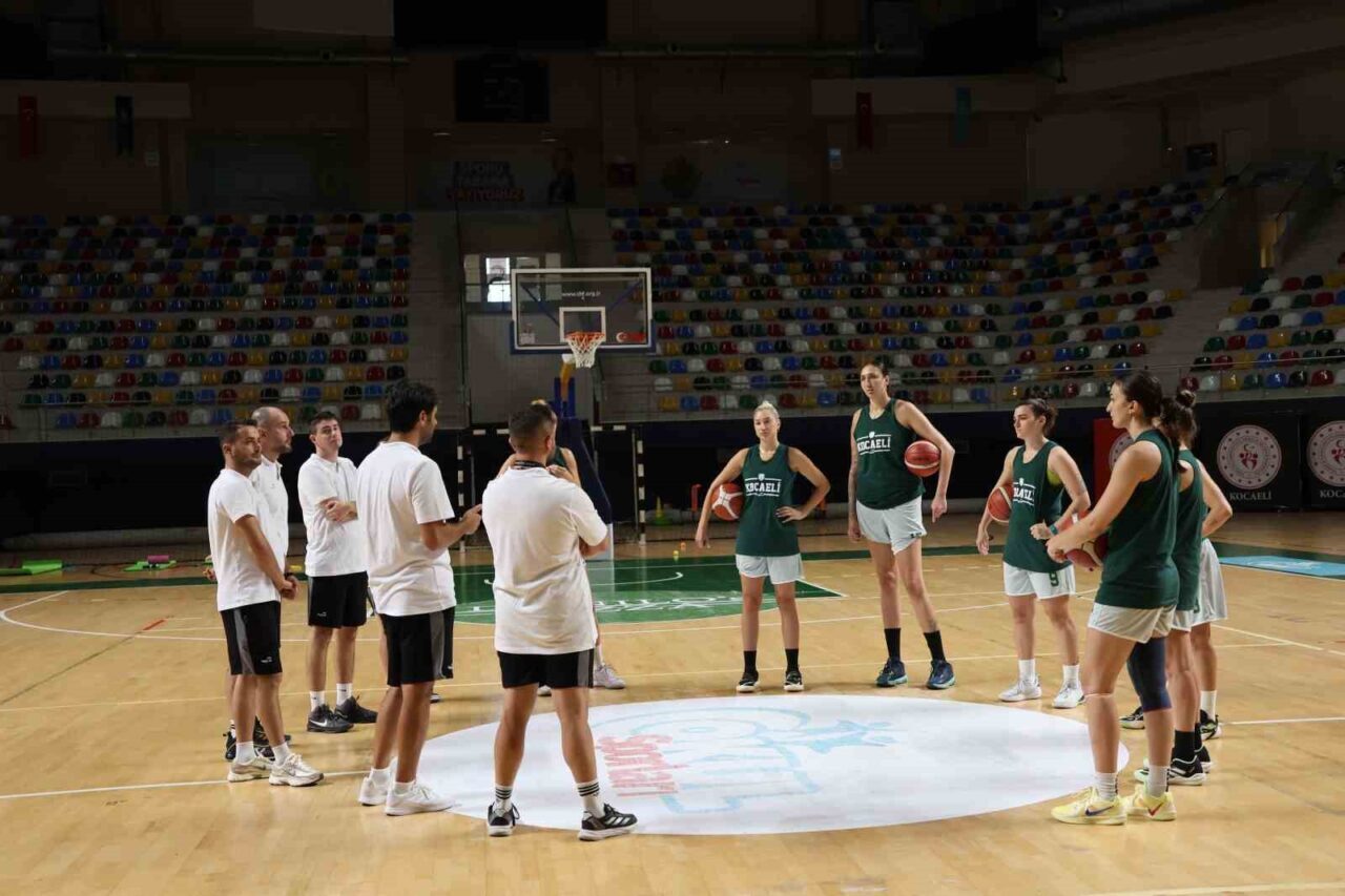 Kocaeli Kadın Basketbol Takımı, geçmişte Kocaelispor forması giyen Başantrenör Efe