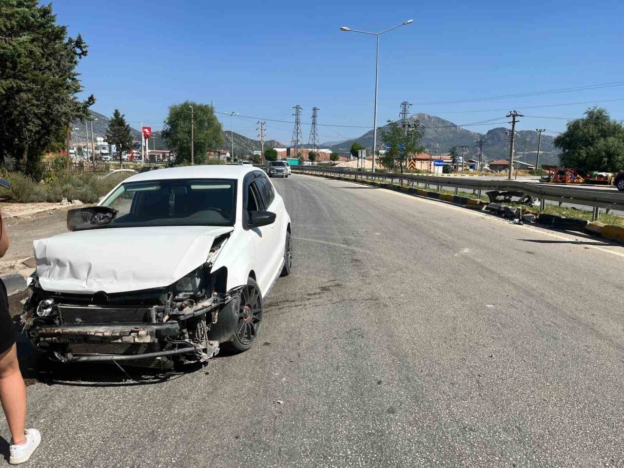 Isparta’nın Eğirdir ilçesinde sürücüsünün virajı alamaması sonucu kontrolden çıkarak bariyere