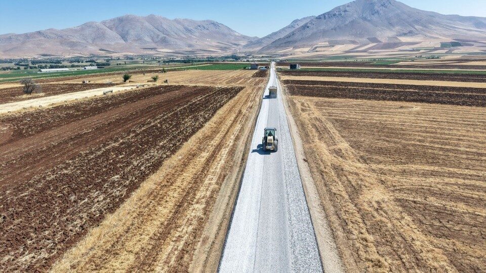 Kahramanmaraş Büyükşehir Belediyesi, Ekinözü’nün kırsal mahallelerinden Ekinözü-Elbistan grup yoluna bağlayan