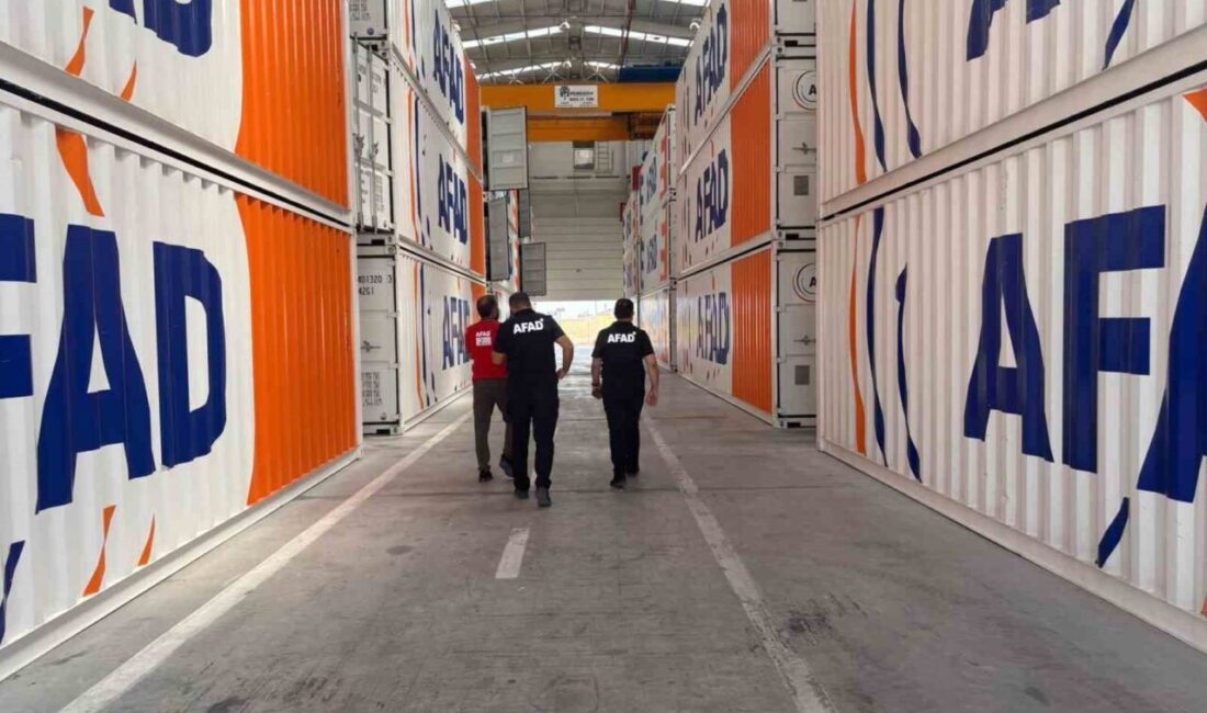 Elazığ AFAD müdürü Cafer Giyik, lojistik deposunda incelemelerde bulundu. Elazığ