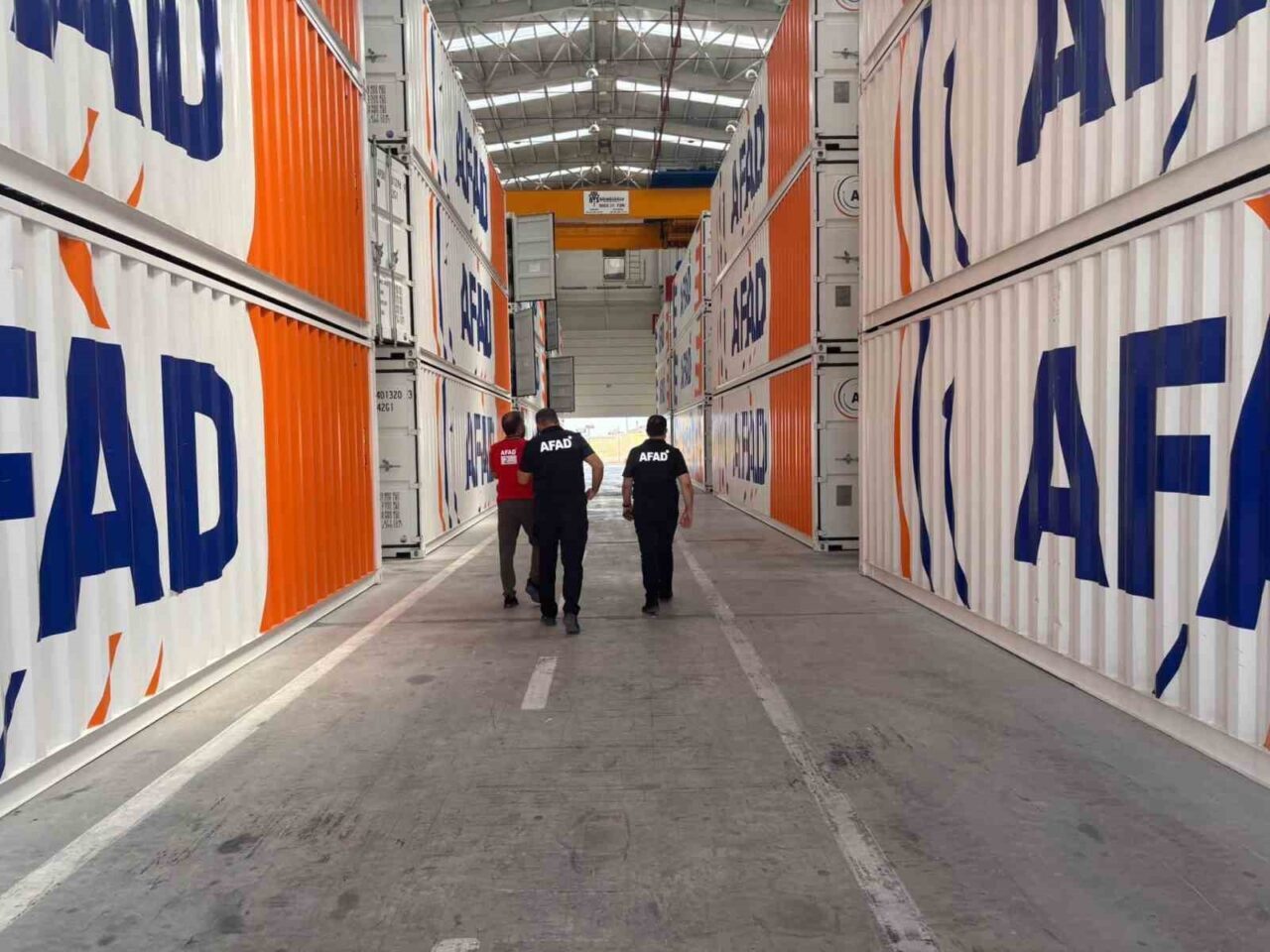 Elazığ AFAD müdürü Cafer Giyik, lojistik deposunda incelemelerde bulundu. Elazığ