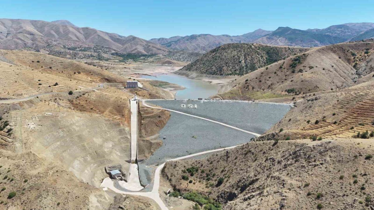 Hamzabey Barajı’nda su seviyesinin tamamen bitmesinin ardından alternatif kaynak arayışlarını