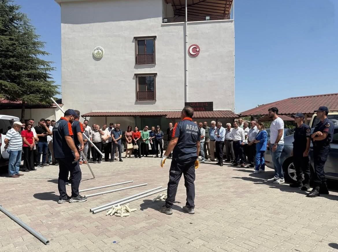 Elazığ’ın Ağın ilçesinde afet farkındalık ve yangın eğitimi verildi. Ağın