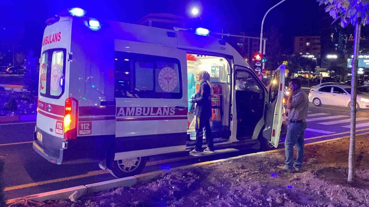 Elazığ’da ambulans ile otomobilin çarpışması sonucu meydana gelen kazada 3