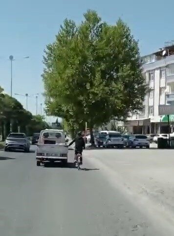Elazığ’da bir bisiklet sürücüsü, kamyonetin arkasına tutunarak trafikte ilerledi. Tehlikeli