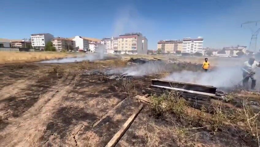 Elazığ’ın Kovancılar ilçesinde örtü yangınında, inşaat kalıplarının büyük bölümü yandı.