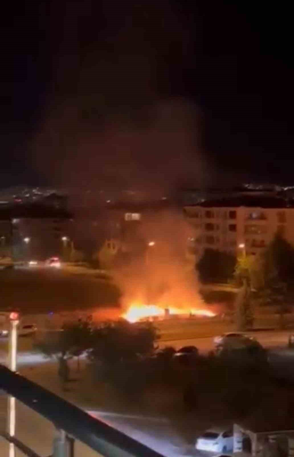 Elazığ’da boş bir arazide çıkan yangın, itfaiye ekipleri tarafından söndürüldü.