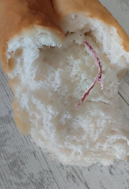 Elazığ’da bir vatandaş, aldığı ekmeğin içinden ip çıkınca büyük şaşkınlık