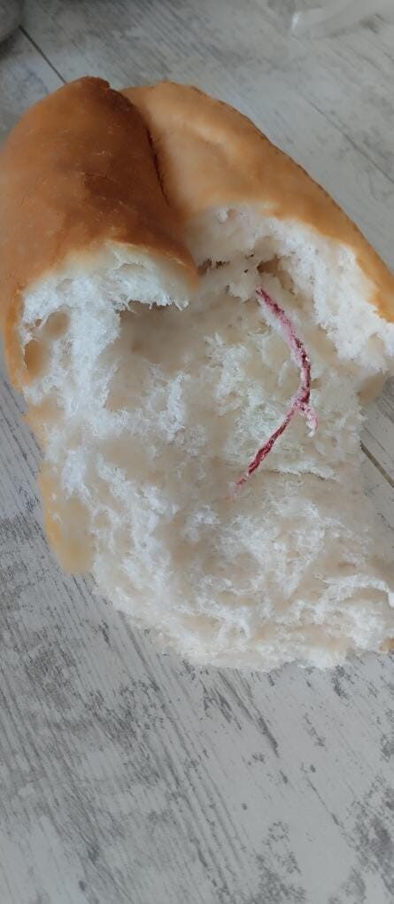 Elazığ’da bir vatandaş, aldığı ekmeğin içinden ip çıkınca büyük şaşkınlık