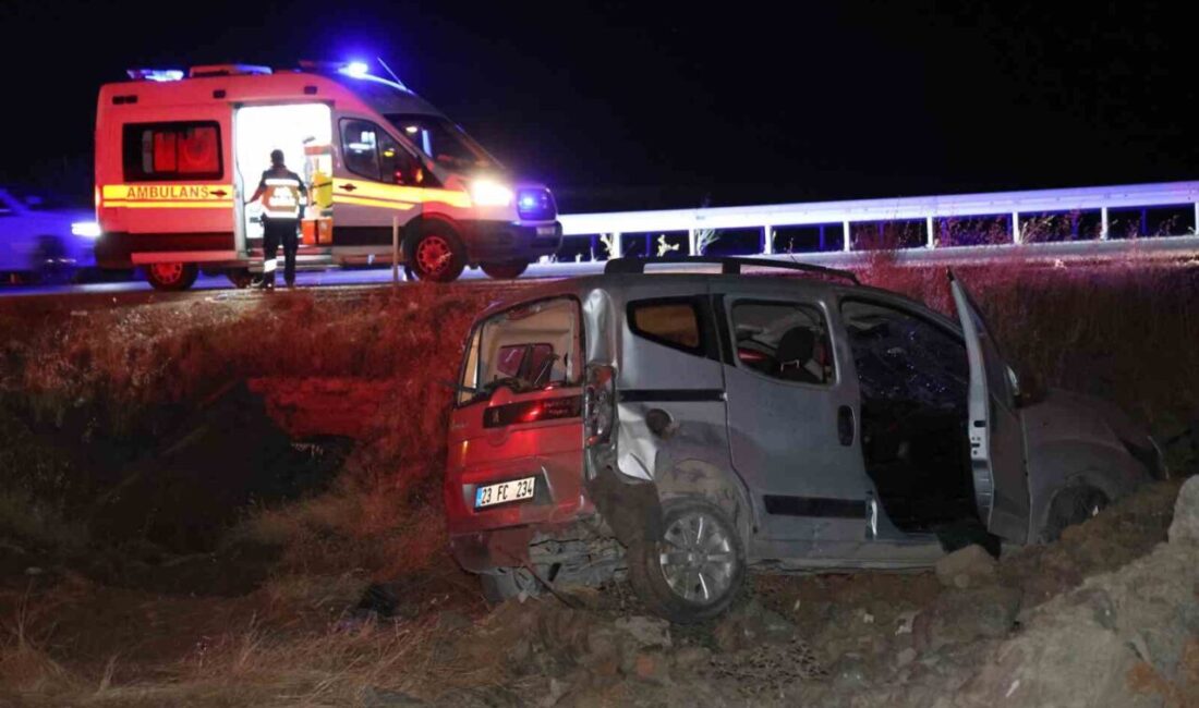 Elazığ’da hafif ticari araç ile otomobilin çarpışması sonucu meydana gelen