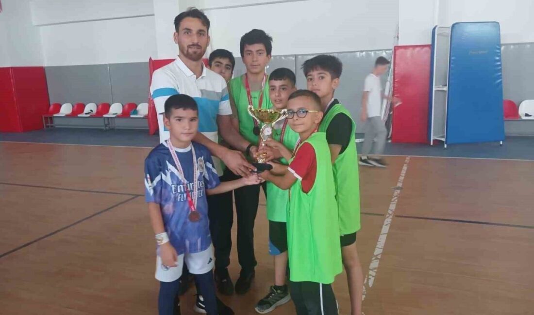 Elazığ’da düzenlenen Minikler Futsal Turnuvası sona erdi. Elazığ Gençlik ve