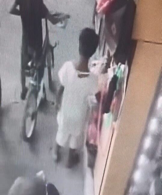 Elazığ’da küçük çocukların kırtasiyeden çaldığı malzeme, iş yerinin güvenlik kamerasına