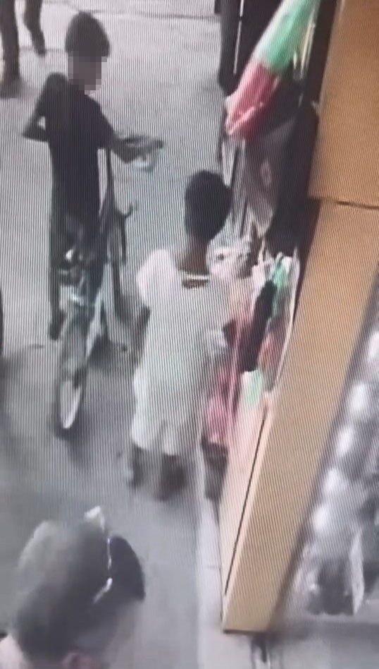 Elazığ’da küçük çocukların kırtasiyeden çaldığı malzeme, iş yerinin güvenlik kamerasına