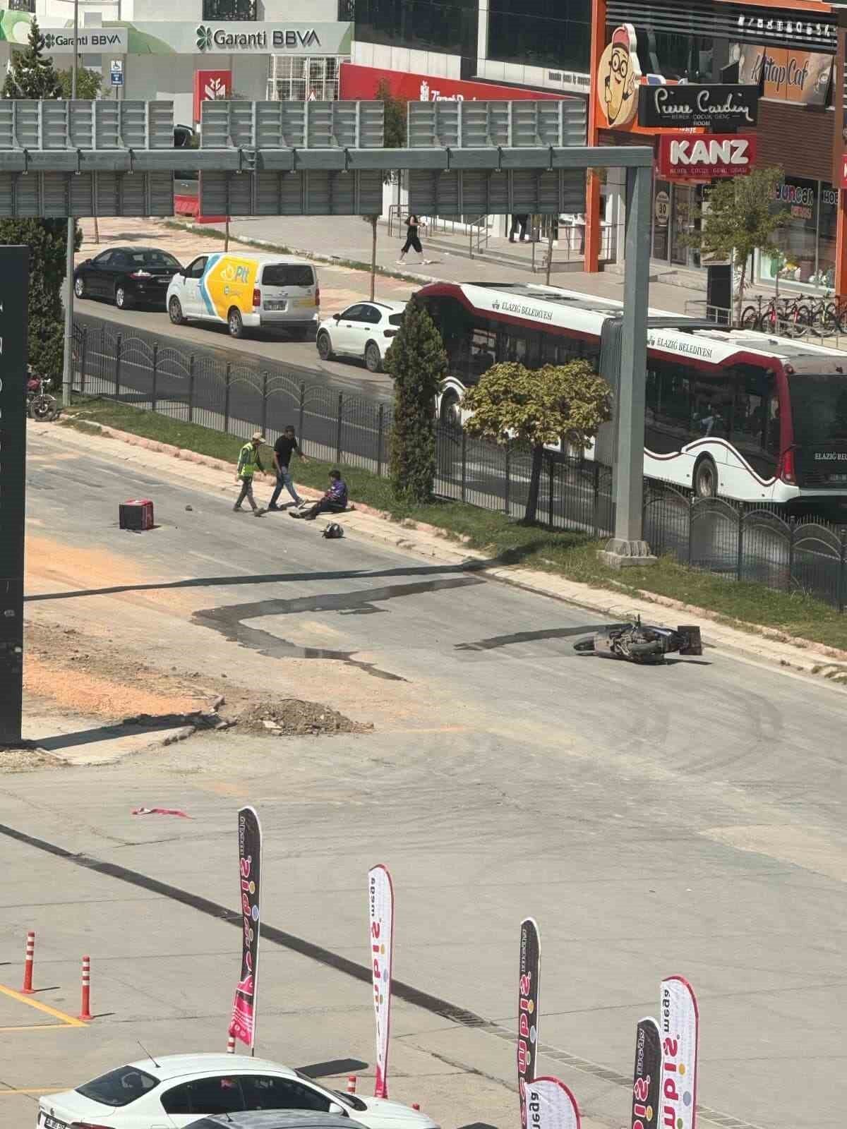 Elazığ’da direksiyon hakimiyetini kaybederek düşen motosiklet sürücüsü hafif yaralandı. Kaza,