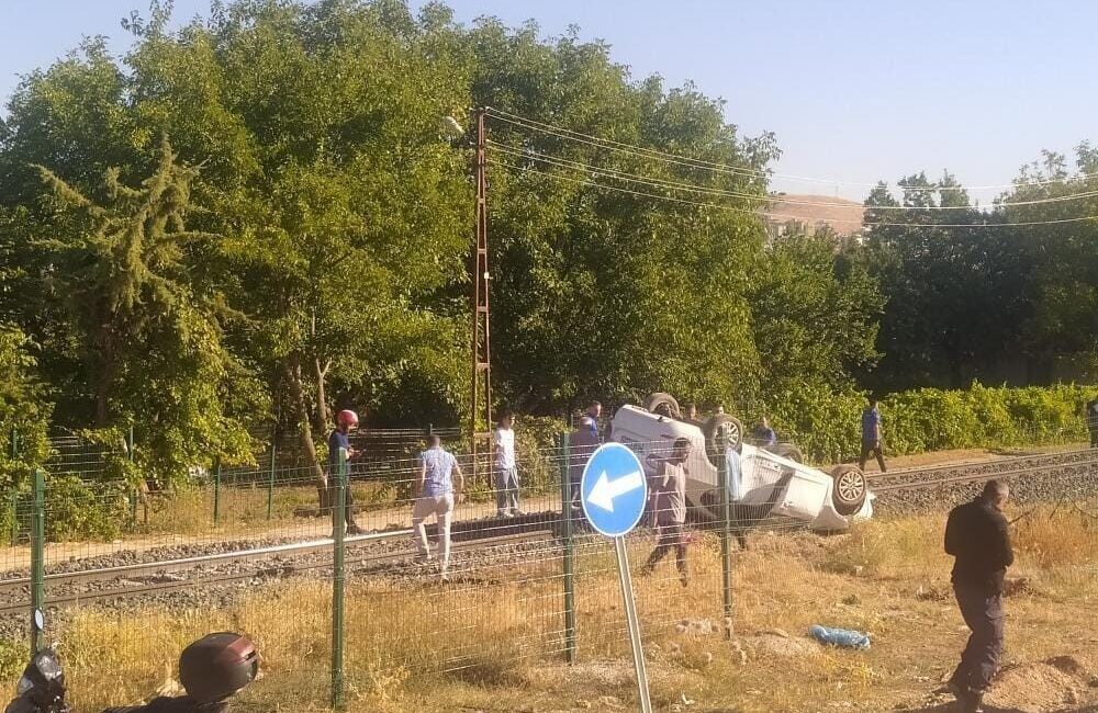 Elazığ’da sürücüsünün direksiyon hakimiyetini kaybettiği otomobil, tren raylarına çıkarak takla