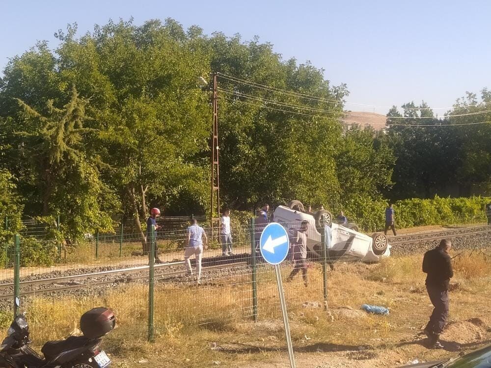 Elazığ’da sürücüsünün direksiyon hakimiyetini kaybettiği otomobil, tren raylarına çıkarak takla