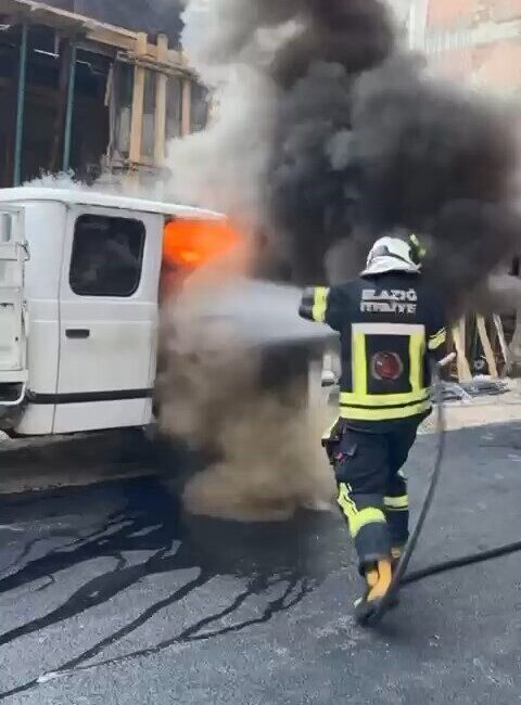 Elazığ’da park halindeki pikap, çıkan yangında hasar gördü. Olay, merkeze
