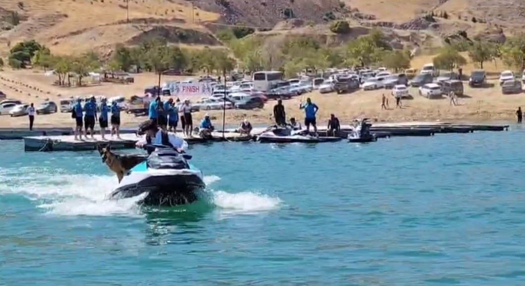 Elazığ’ın Keban ilçesinde düzenlenen festivalde sahibiyle birlikte jet ski ile
