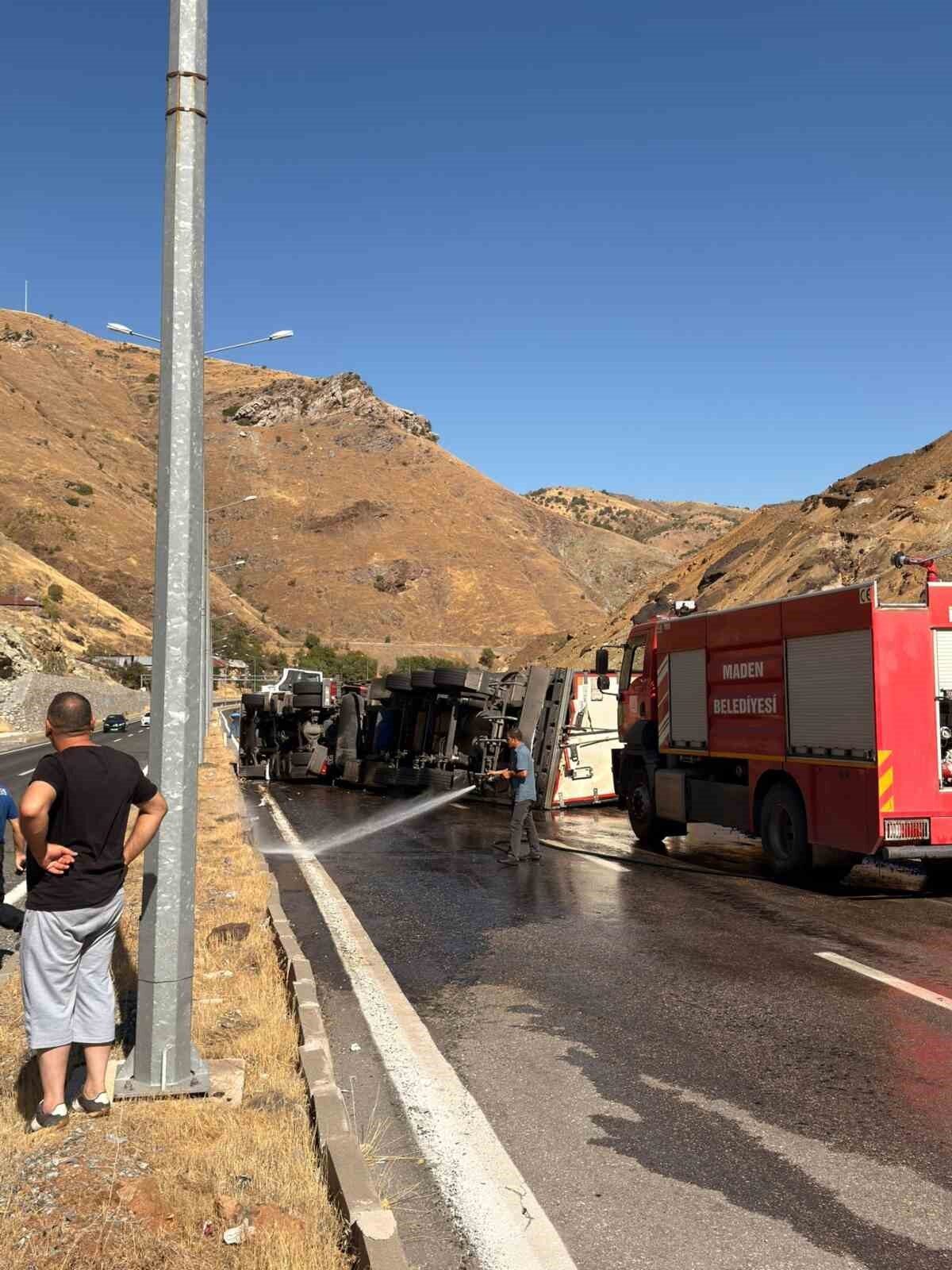Elazığ’ın Maden ilçesinde dondurulmuş tavuk ürünü yüklü tır devrildi. Kazada