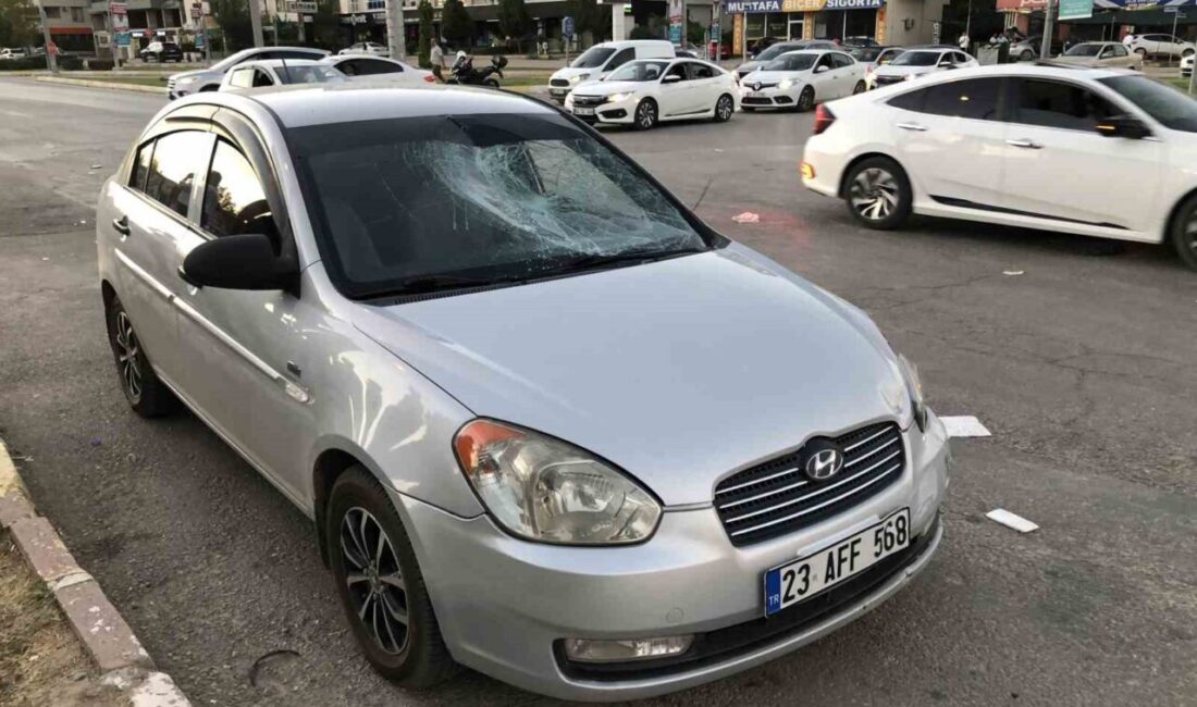 Elazığ’da otomobil ile motosikletin çarpması sonucu meydana gelen kazada, 2’si