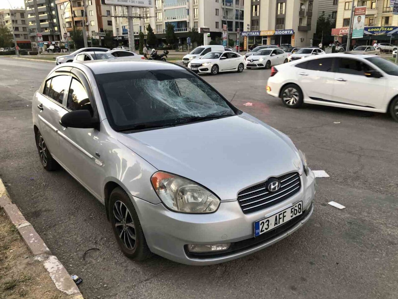Elazığ’da otomobil ile motosikletin çarpması sonucu meydana gelen kazada, 2’si