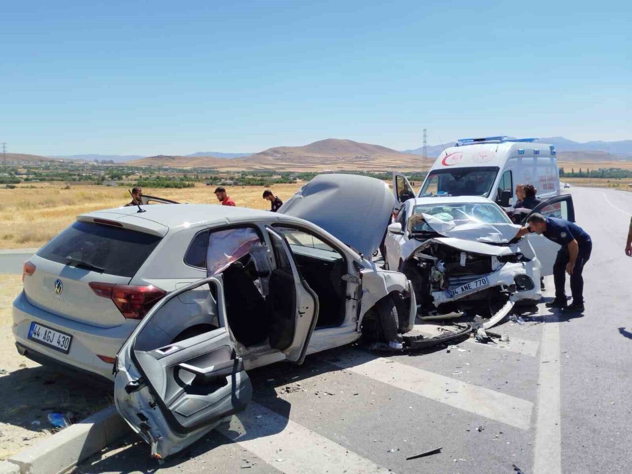Elazığ’da 2 otomobilin çarpışması sonucu meydana gelen trafik kazasında biri