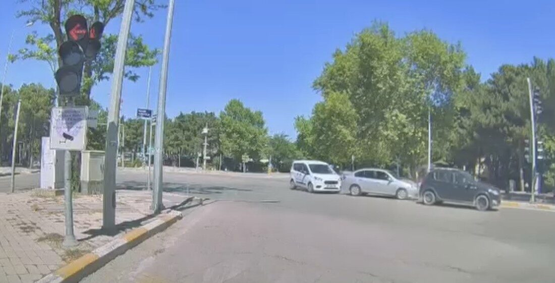 Elazığ’da meydana gelen zincirleme kaza kameralara yansıdı. Kaza, merkez Zübeyde