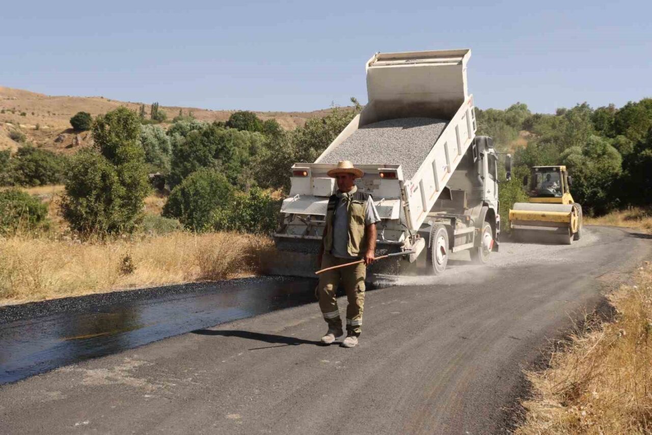 Elazığ İl Özel İdaresi tarafından köy yollarında asfaltlama çalışmaları devam