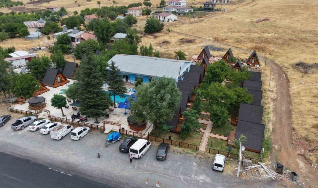Elazığ’da, Hazar Gölü kenarında bulunan bungalov otelde işler dolandırıcılar yüzünden
