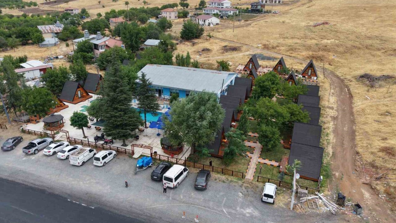 Elazığ’da, Hazar Gölü kenarında bulunan bungalov otelde işler dolandırıcılar yüzünden