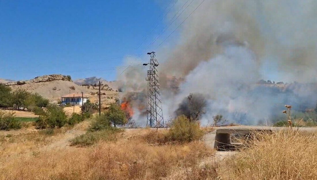 Adıyaman’ın Sincik ilçesinde elektrik direğinde meydana gelen patlama sonrası yangın