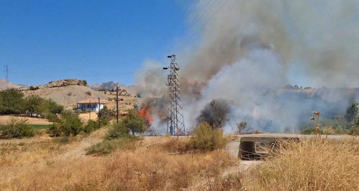 Adıyaman’ın Sincik ilçesinde elektrik direğinde meydana gelen patlama sonrası yangın
