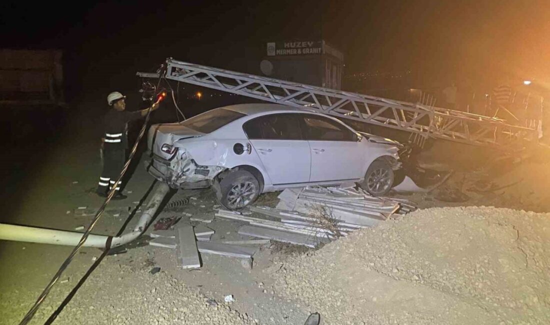 Osmaniye’nin Düziçi ilçesinde kontrolden çıkan otomobil, yol kenarındaki elektrik direğine