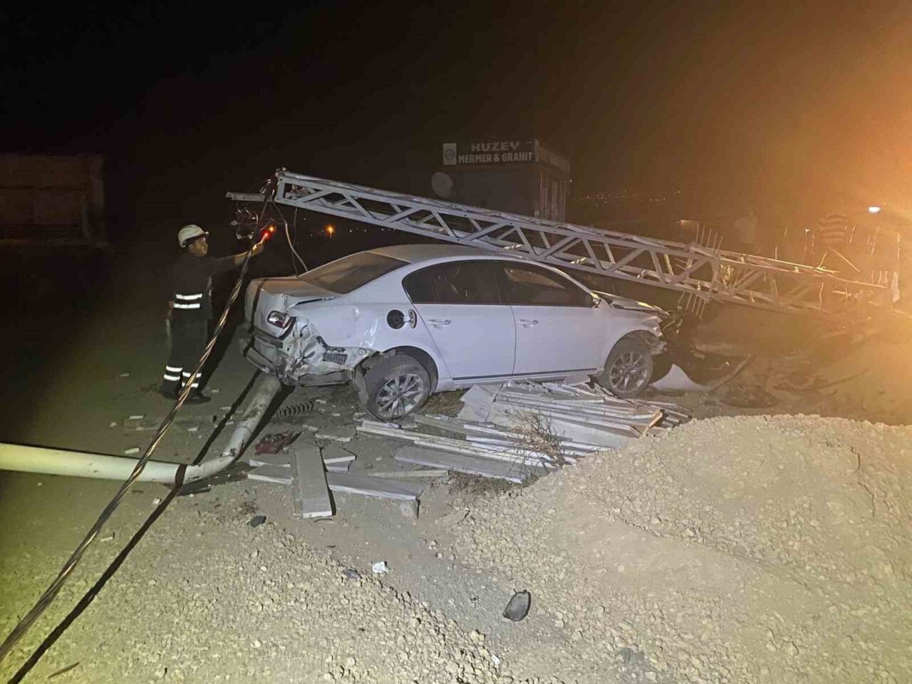 Osmaniye’nin Düziçi ilçesinde kontrolden çıkan otomobil, yol kenarındaki elektrik direğine